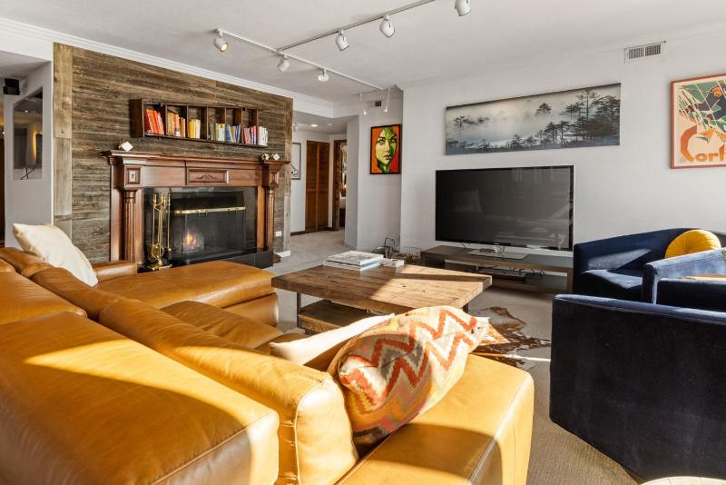 City Center Oasis Prime Location with Views - image 30
