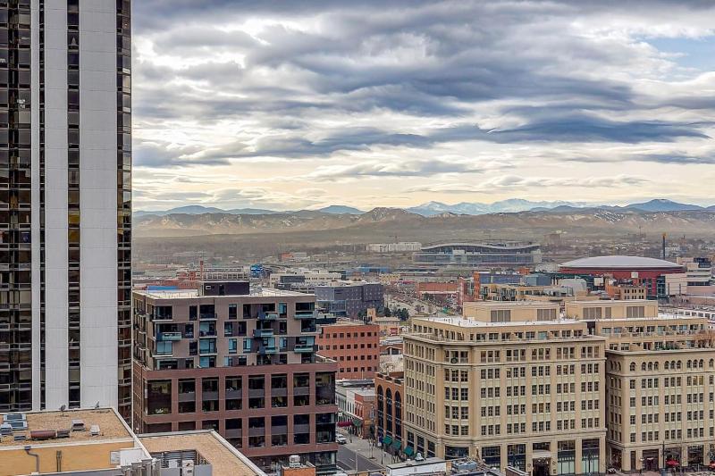 City Center Oasis Prime Location with Views - image 32