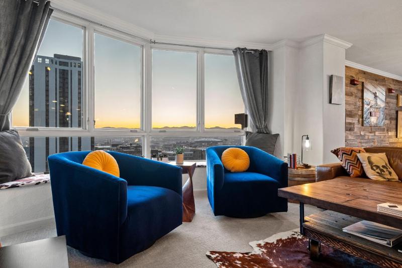 City Center Oasis Prime Location with Views - image 33