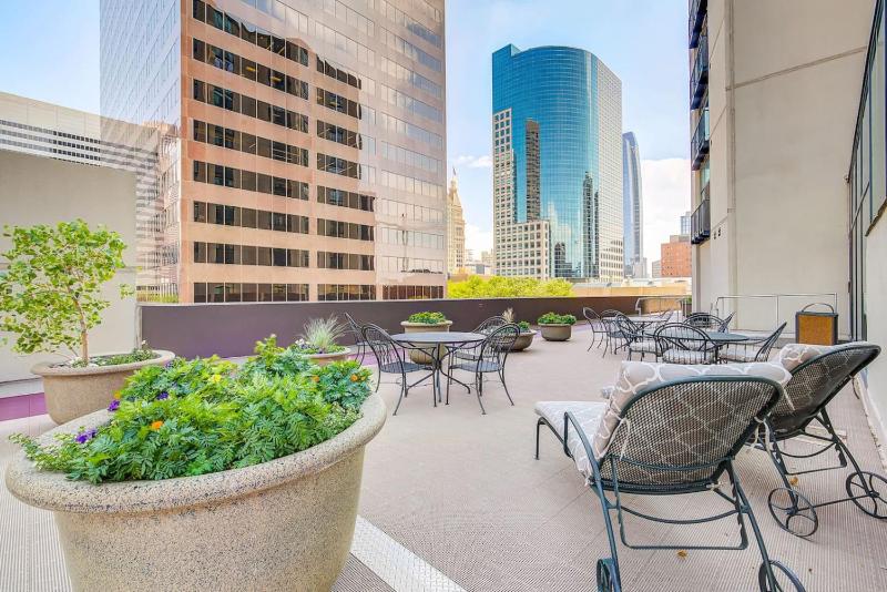 City Center Oasis Prime Location with Views - image 26