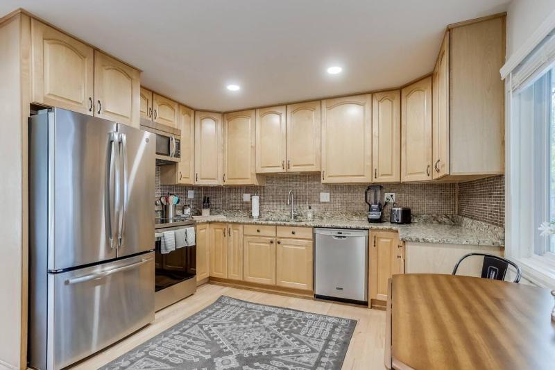 Spacious and Stylish Home Fast Wifi Near DT - image 9