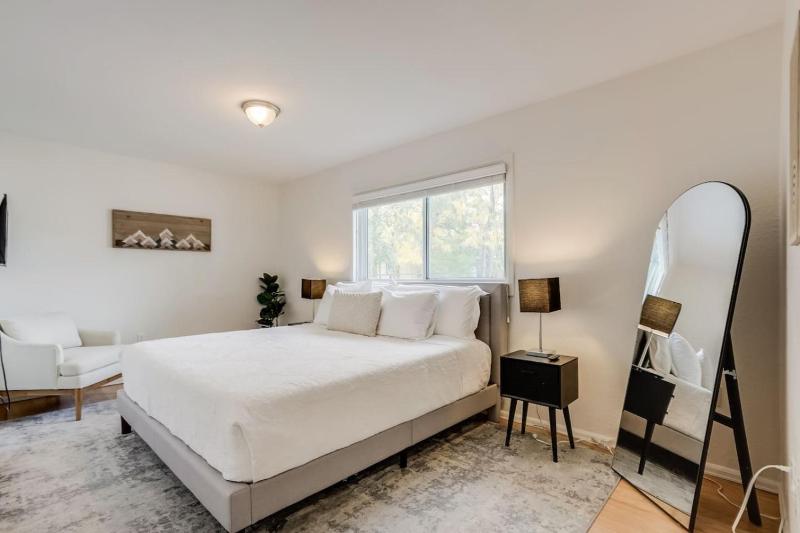 Spacious and Stylish Home Fast Wifi Near DT - image 3