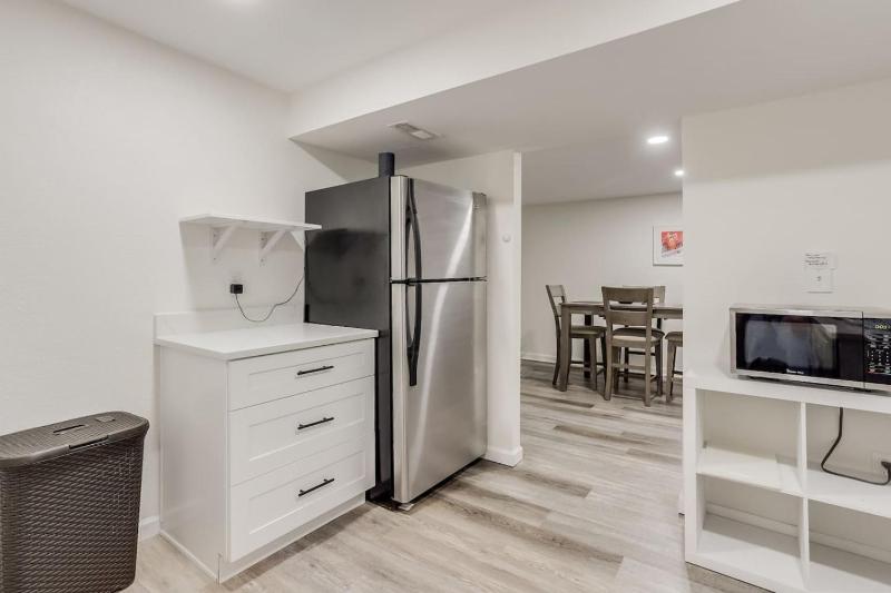 Spacious and Stylish Home Fast Wifi Near DT - image 8