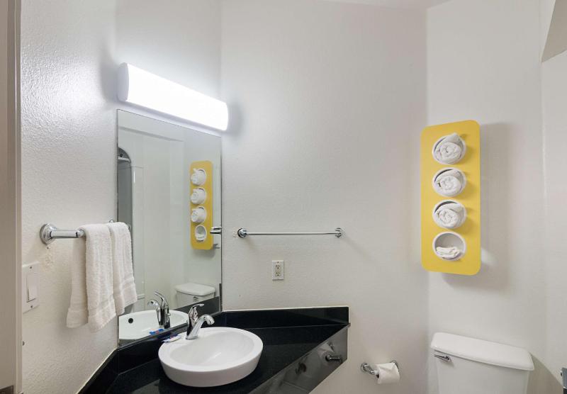 Quadruple Room - Non-Smoking image 2