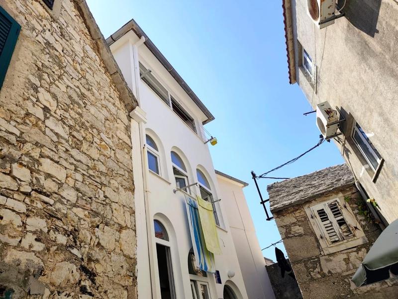 Apartments by the sea Primosten - 27855 - image 6