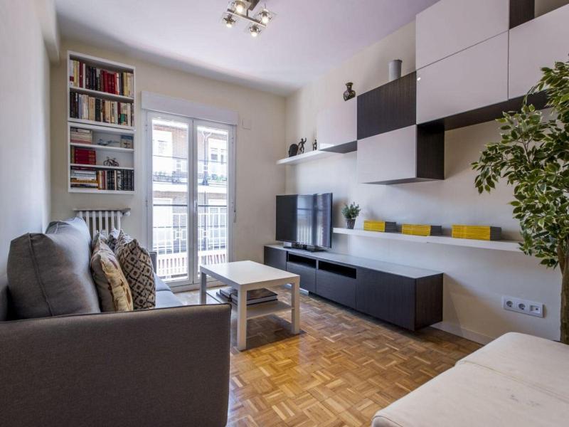 Flat near Las Ventas District - image 3