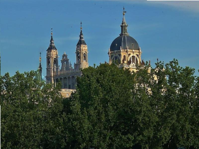 Madrid Hideaway Near Museums - image 10
