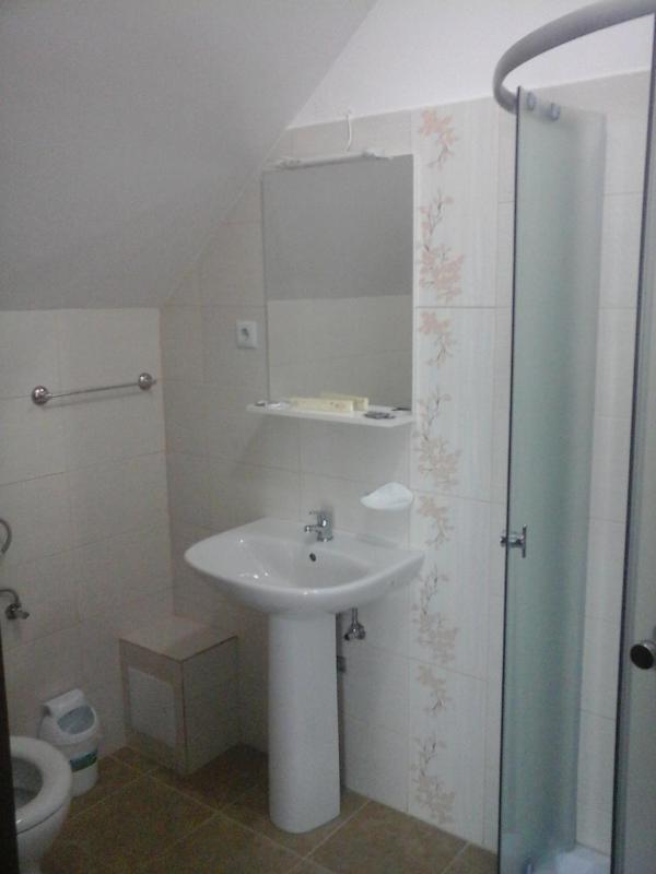 Twin Room with Private Bathroom image 3