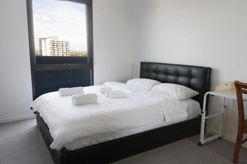 New Spacious 2 Bedroom With Gorgeous City Views - image 16