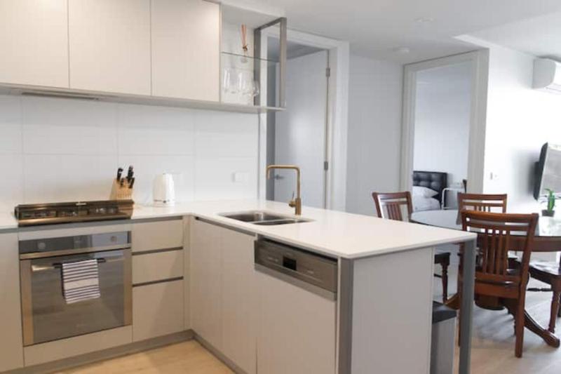 New Spacious 2 Bedroom With Gorgeous City Views - image 2