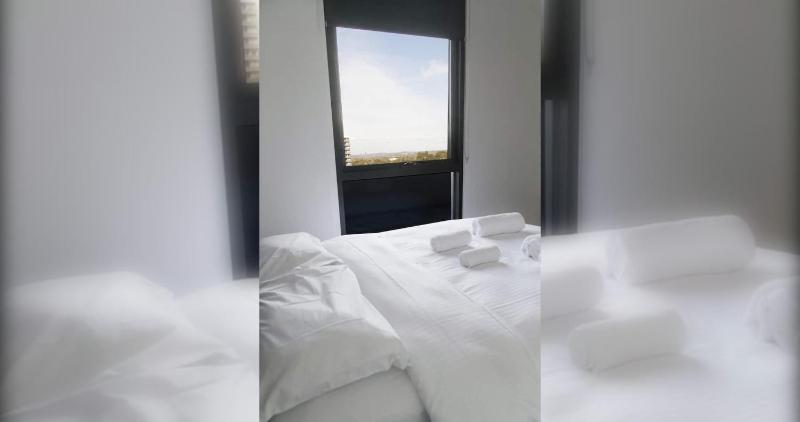 New Spacious 2 Bedroom With Gorgeous City Views - image 15
