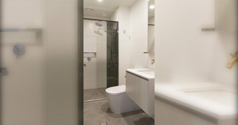 New Spacious 2 Bedroom With Gorgeous City Views - image 9