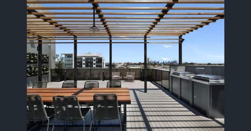 New Spacious 2 Bedroom With Gorgeous City Views - image 6