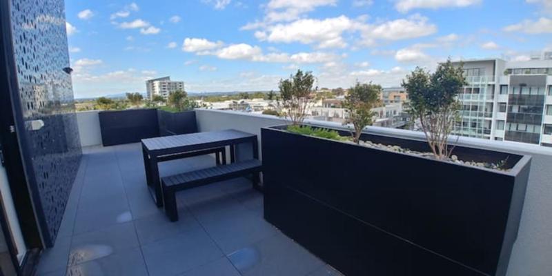 New Spacious 2 Bedroom With Gorgeous City Views - image 3