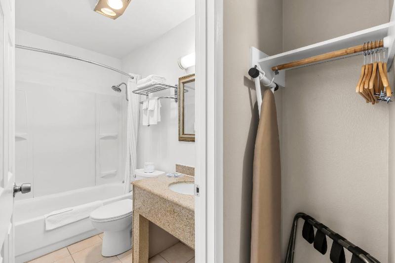 Rodeway Inn & Suites Portland West - Beaverton - image 27