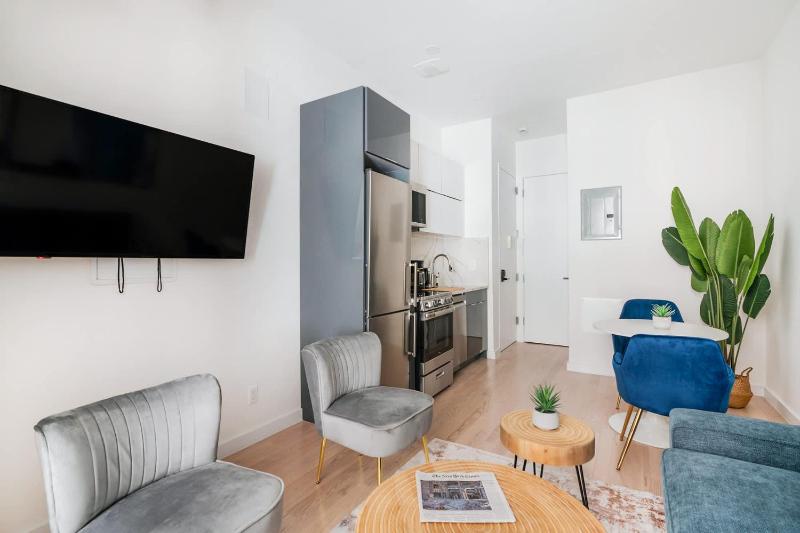 14-B Sleek Modern 1BR w outdoor space Union Square WD in Unit - image 2