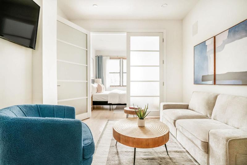 14-1B Sleek Modern 1BR Union Square WD in Unit - image 5