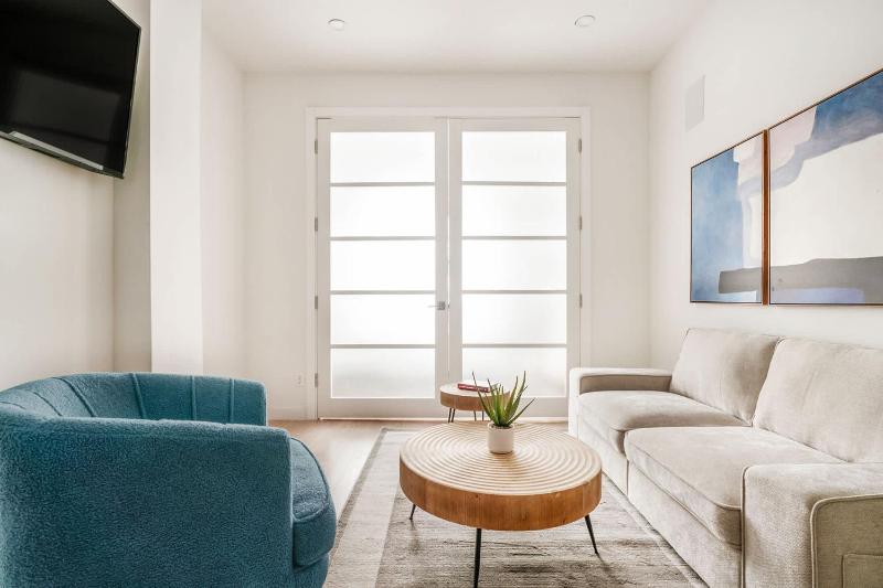 14-1B Sleek Modern 1BR Union Square WD in Unit - image 15