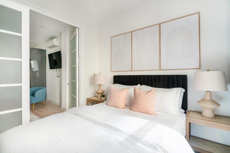 14-1B Sleek Modern 1BR Union Square WD in Unit - image 10
