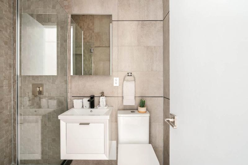 14-1B Sleek Modern 1BR Union Square WD in Unit - image 11