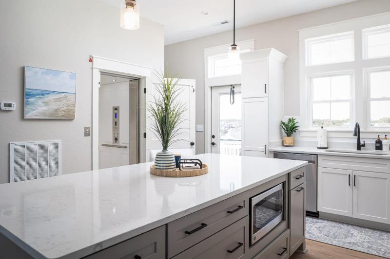 Brand New Luxury Townhome Close to Beach w Pool - image 14