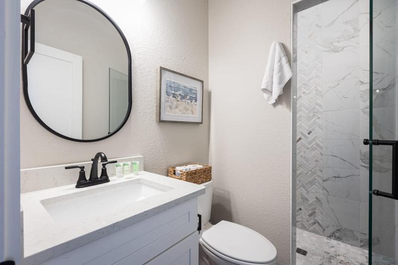 Brand New Luxury Townhome Close to Beach w Pool - image 18