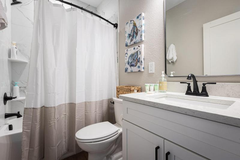 Brand New Luxury Townhome Close to Beach w Pool - image 40