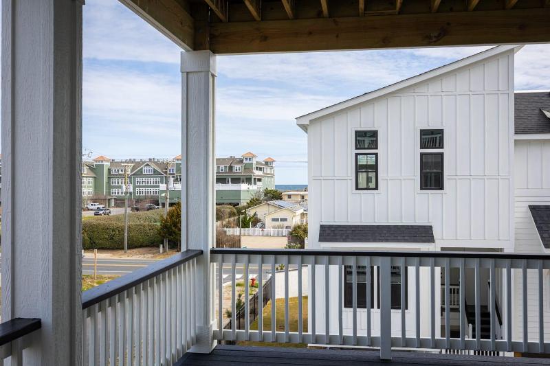 Brand New Luxury Townhome Close to Beach w Pool - image 2