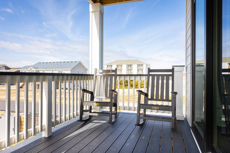Brand New Luxury Townhome Close to Beach w Pool - image 26