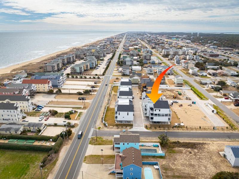Brand New Luxury Townhome Close to Beach w Pool - image 24