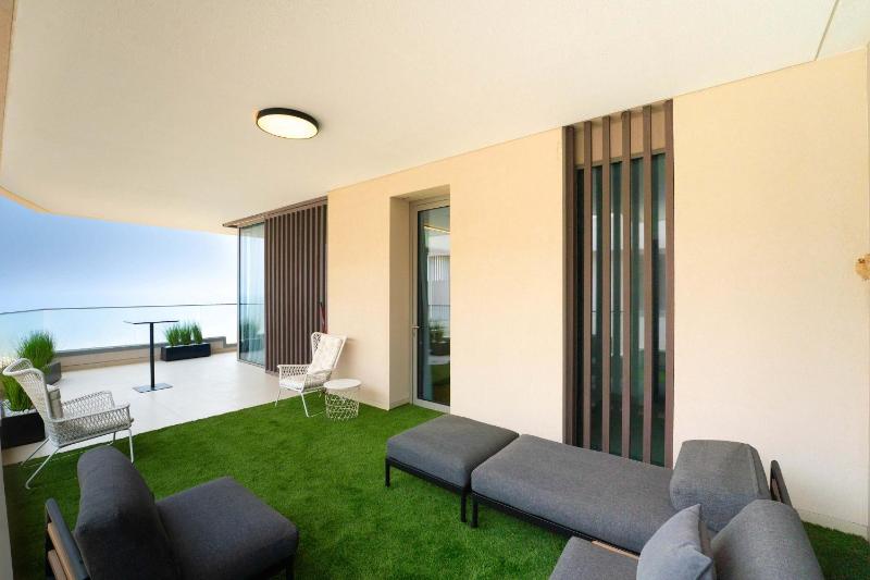 Coastal 3BR Retreat in Seaside Hills Sea View - image 9