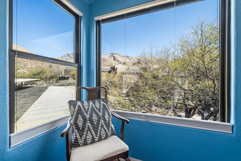 Gorgeous Mountain & City Views Pools & Hot Tubs - image 20