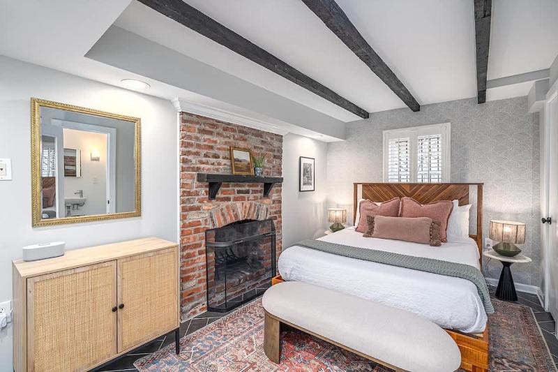 Downtown Chic Retreat Historic Apt at Jones St - image 15
