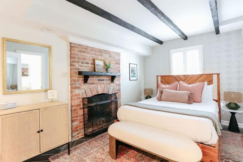 Downtown Chic Retreat Historic Apt at Jones St - image 27