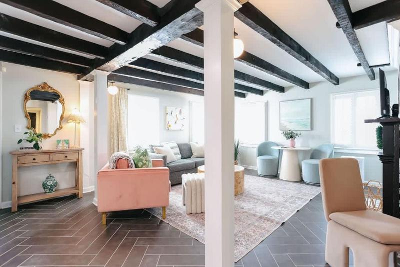 Downtown Chic Retreat Historic Apt at Jones St - image 33