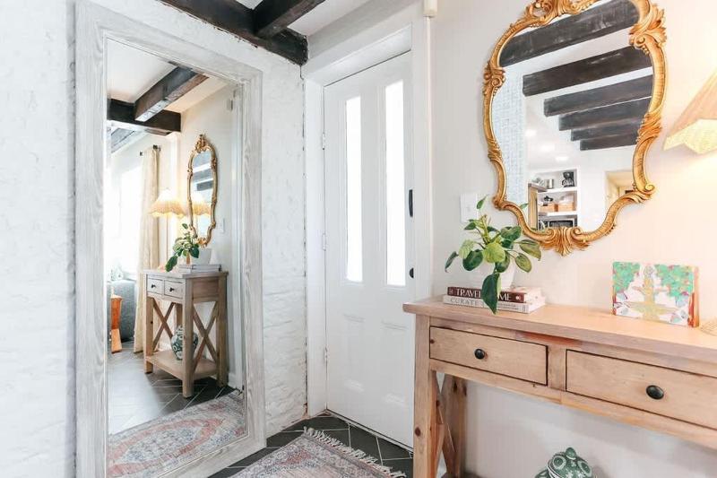 Downtown Chic Retreat Historic Apt at Jones St - image 10