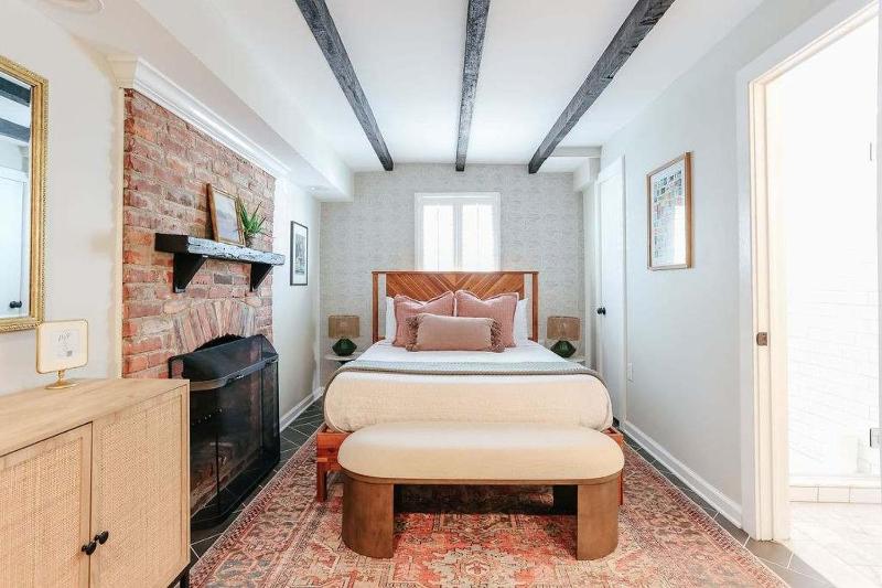 Downtown Chic Retreat Historic Apt at Jones St - image 43