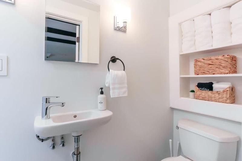 Downtown Chic Retreat Historic Apt at Jones St - image 18