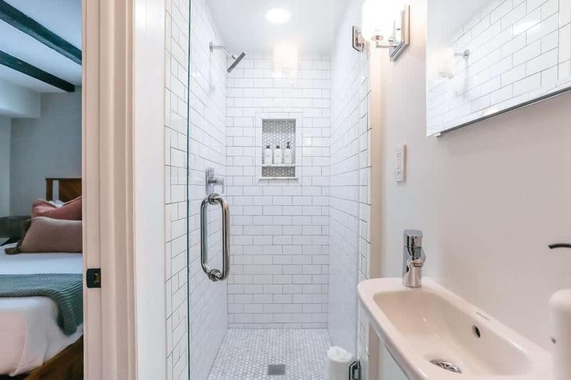 Downtown Chic Retreat Historic Apt at Jones St - image 4