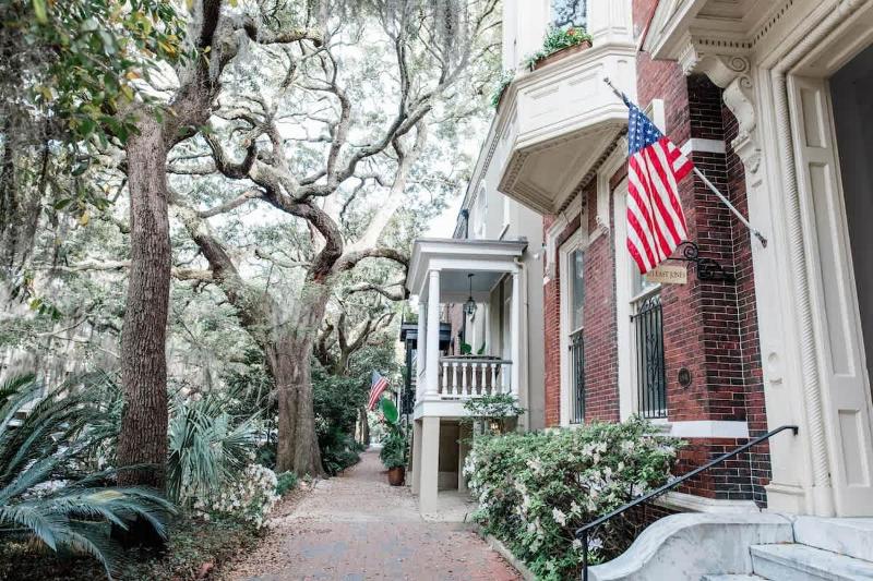 Downtown Chic Retreat Historic Apt at Jones St - image 14