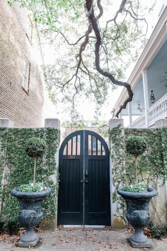 Downtown Chic Retreat Historic Apt at Jones St - image 23