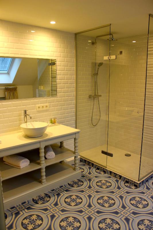 Standard King Room image 3