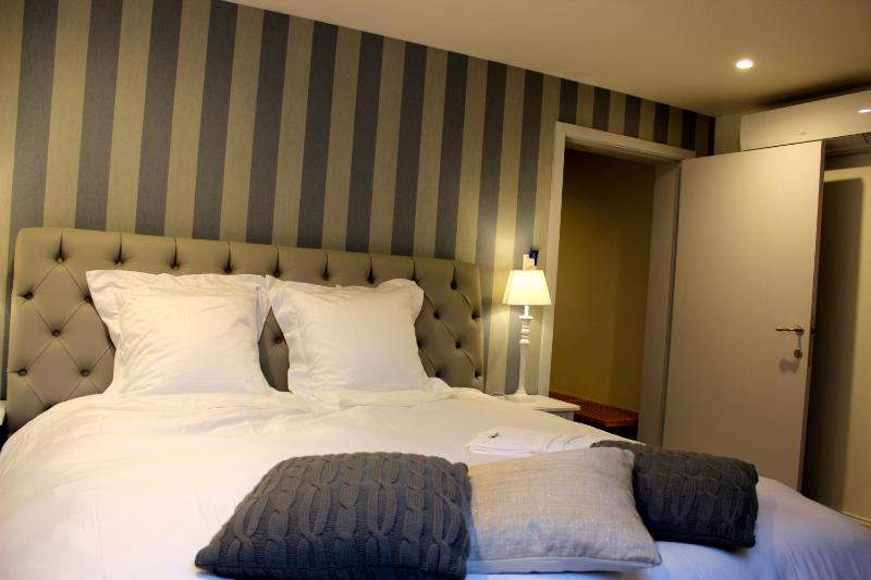 Standard King Room image 2