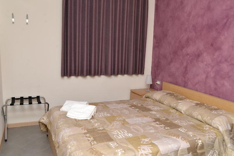 Classic Double Room image 4