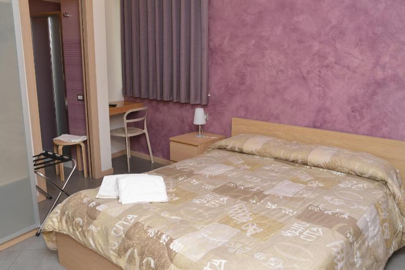 Classic Double Room image 3