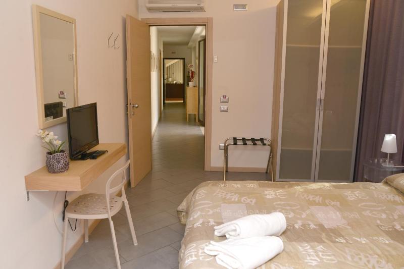 Classic Double Room image 2