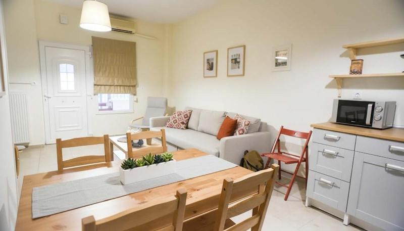 Spacious 2 Bd Seafront Escape in Volos w Patio - image 16