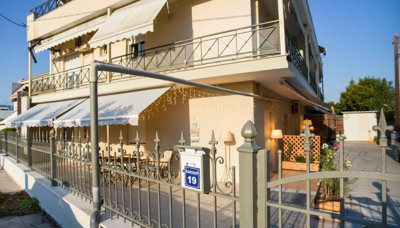 Spacious 2 Bd Seafront Escape in Volos w Patio - image 15