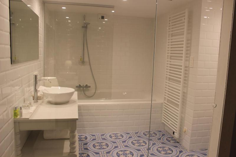 King Suite with Bath image 2
