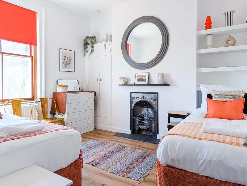 Buckingham House - 20 Beds - by Brighton Holiday Lets - image 1